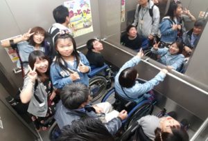 科学館のエレベーター。車椅子4人乗れました！参加した中学生にも気づきを☆
